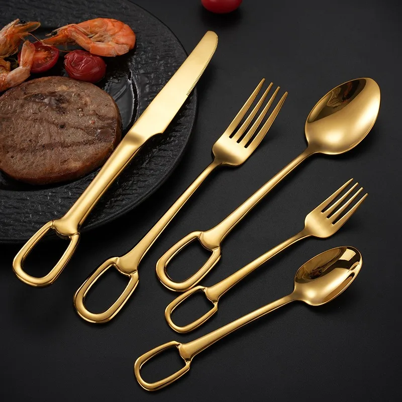 Золотой набор ножей и вилок. Вилка, ложка и нож. Столовые приборы. Высококачественные столовые приборы из нержавеющей стали.