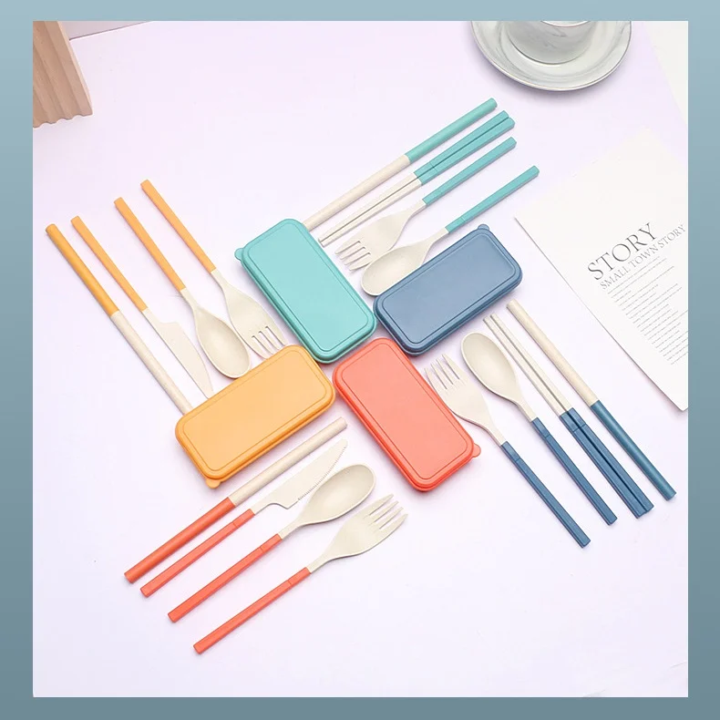 Набор одноразовых ложек из пшеничной соломы для пикника. Нетоксично и безопасно для использования на открытом воздухе. Не содержит пластика.