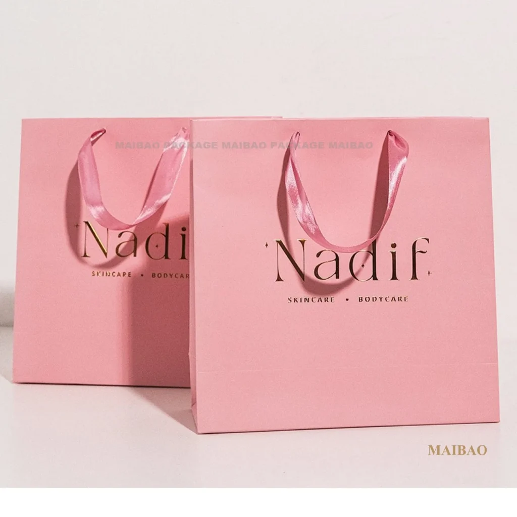 Оптовая продажа, белая рекламная роскошная одежда, розничная подарочная сумка для покупок с ручкой, черный бумажный пакет для ювелирных изделий на заказ с принтом логотипа