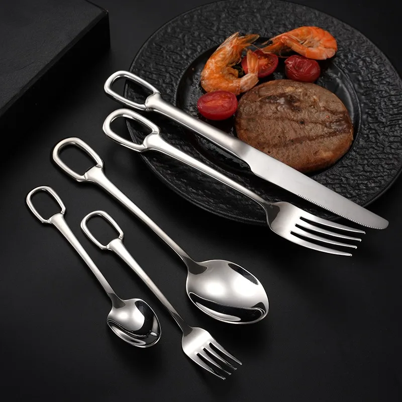 Золотой набор ножей и вилок. Вилка, ложка и нож. Столовые приборы. Высококачественные столовые приборы из нержавеющей стали.