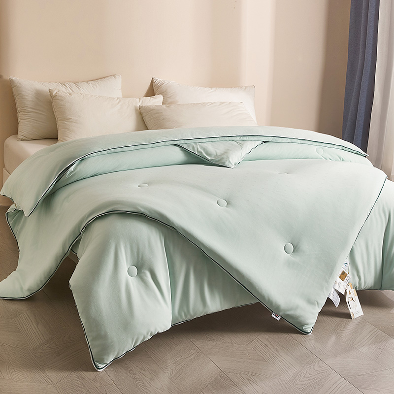 Жаккардовые сои сочетаются с молниями в одном дизайне.