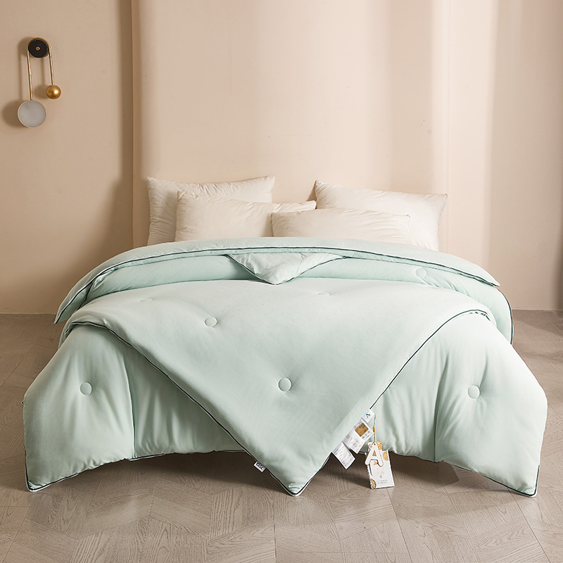 Жаккардовые сои сочетаются с молниями в одном дизайне.