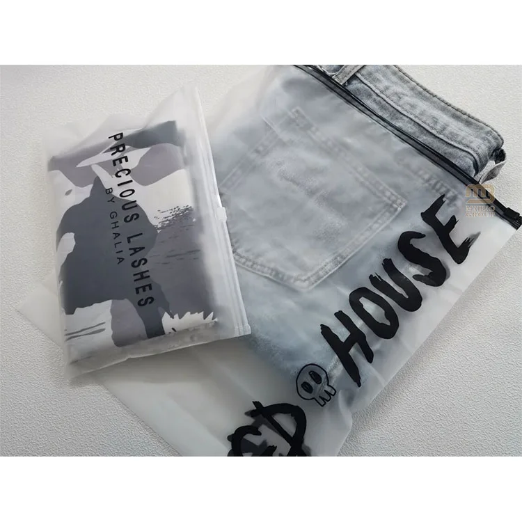 Бесплатный образец индивидуального логотипа, белый матовый матовый пластиковый пакет на молнии, футболка с застежкой-молнией, пластиковые упаковочные пакеты с застежкой-молнией для одежды