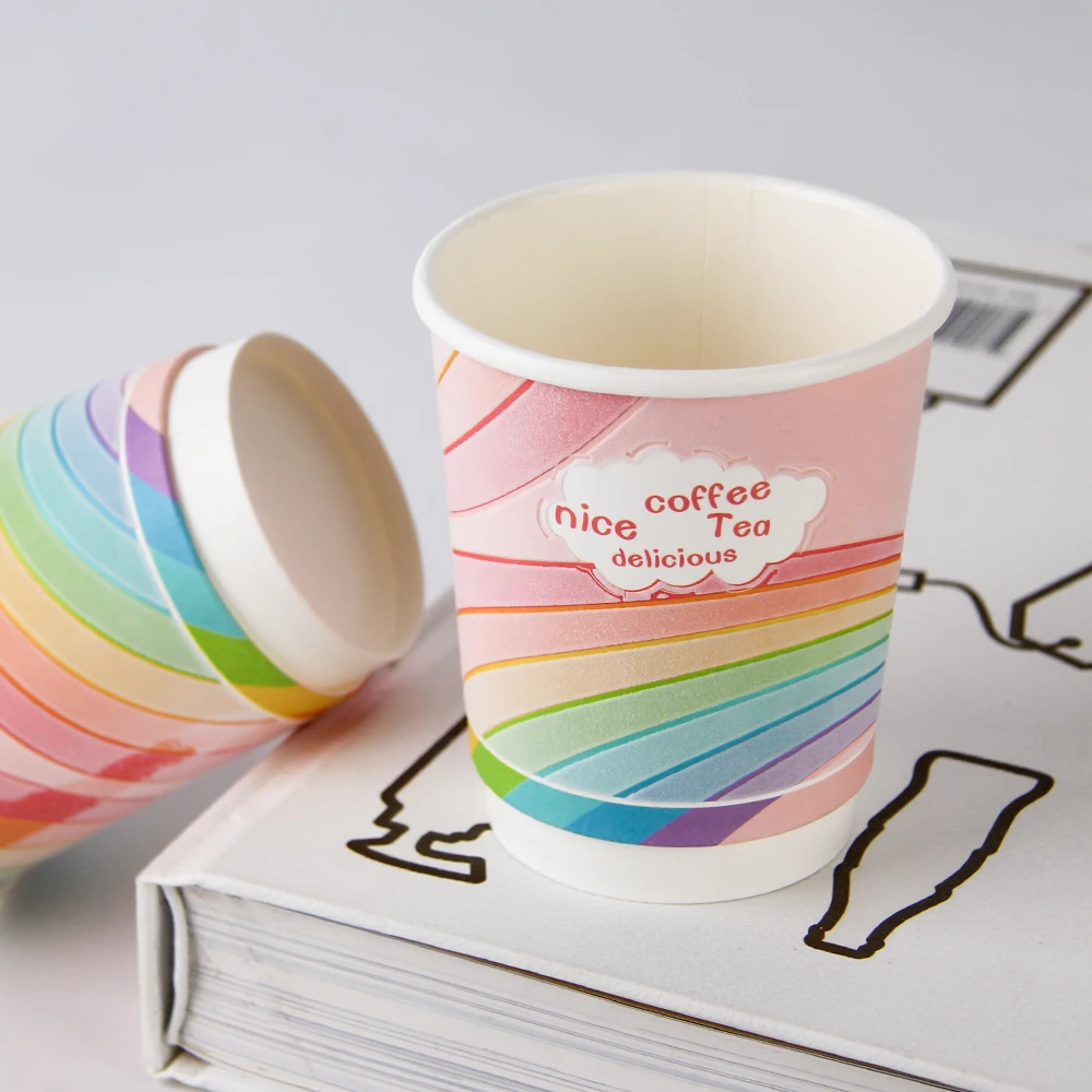 Поставщик упаковки из Гуанчжоу. 3d тисненный бумажный стаканчик с крышкой. Изготовленный на заказ герметичный противоошпаривающий горячий напиток. Кофе, чай. Одноразовый бумажный стаканчик.