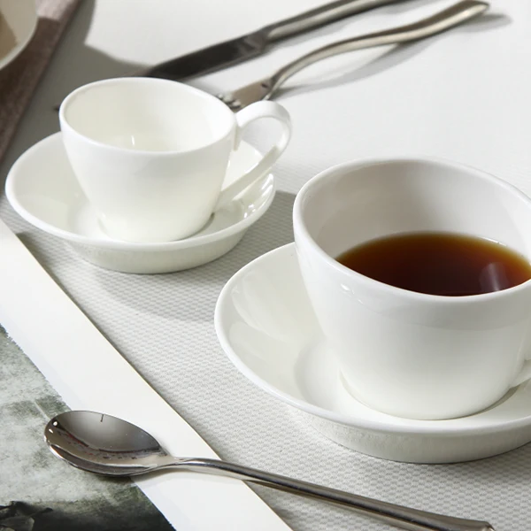 Принадлежности для кофе, чая и эспрессо. Кофейня, бывшая в употреблении чашка. Высококачественная кофейная чашка с блюдцем для кафе-ресторана.