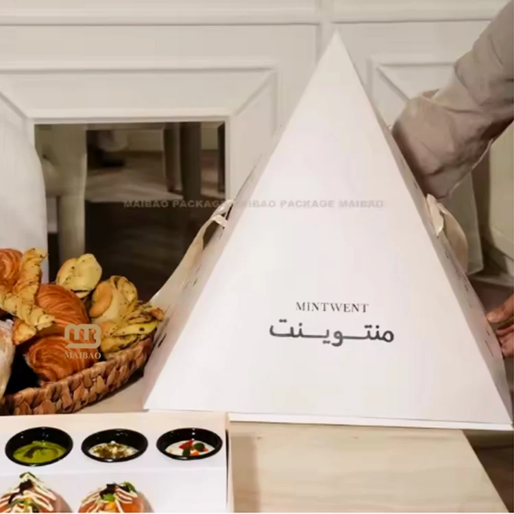 Кейтеринг на заказ Bento to Go Пирамидальная коробка для еды на вынос Крафт-торт Десерты Пастбище Бумажная пирамидальная коробка Упаковка для закусок