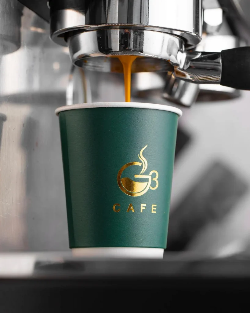 Поставщик упаковки из Гуанчжоу. 3d тисненный бумажный стаканчик с крышкой. Изготовленный на заказ герметичный противоошпаривающий горячий напиток. Кофе, чай. Одноразовый бумажный стаканчик.