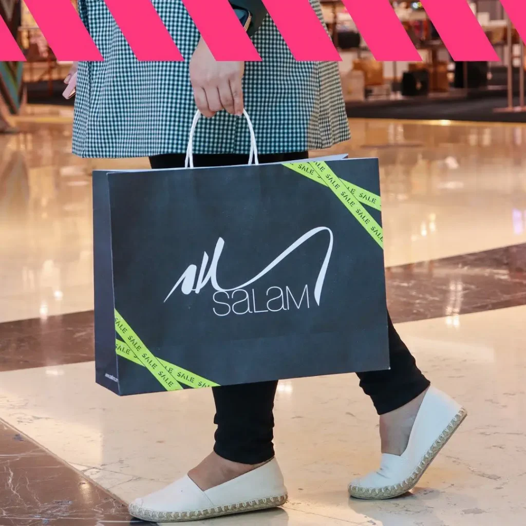 Изготовленные на заказ большие пакеты из крафт-бумаги для покупок, подарочная упаковка для футболок, бумажный пакет для электронной коммерции с логотипом, бумажный пакет для розничной торговли одеждой