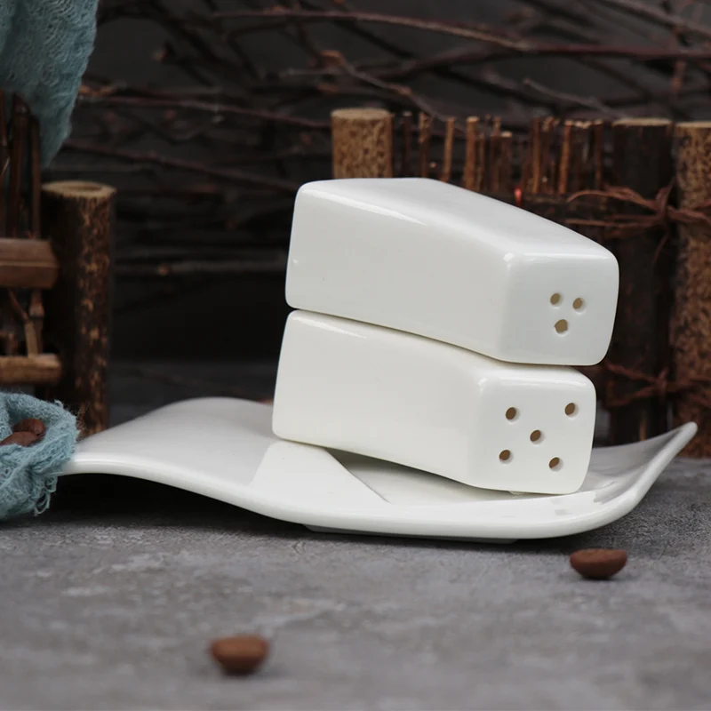 Фарфоровая керамическая солонка и перечница White Hotel