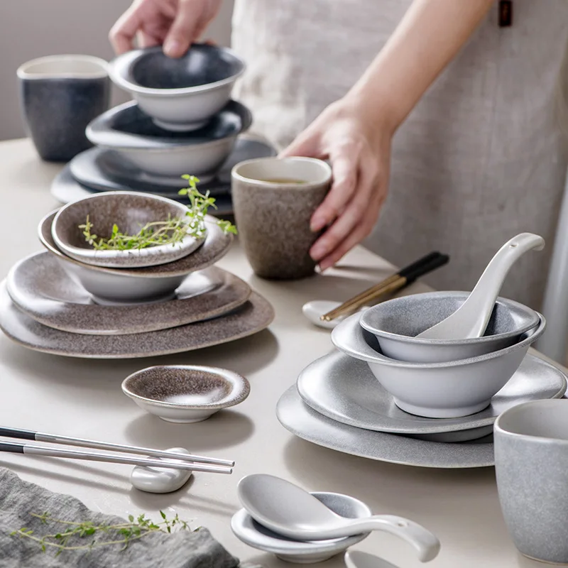 Глянцевые керамогранитные тарелки и блюда с треугольными камнями серой цветной глазури в деревенском стиле