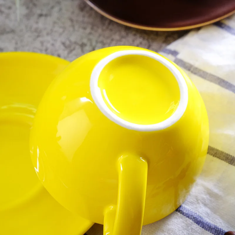 Новое поступление, высококачественная керамическая кофейная чашка и блюдце на 150 мл, набор из фарфора с дизайнерским логотипом для гостевой комнаты, небольшого размера