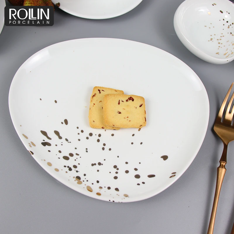 Фарфоровые тарелки уникальной формы. Посуда. Обеденные тарелки. Необычные тарелки.