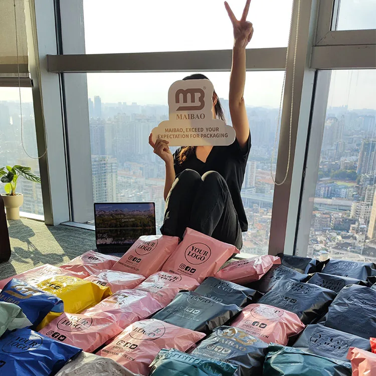 Пользовательские матовые абрикосовые почтовые конверты из полиэтилена, водонепроницаемые самоклеящиеся пластиковые конверты с рукавами, полиэтиленовый почтовый мешок