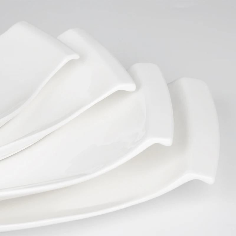 Обеденный сервиз для отеля. Белая фарфоровая тарелка в форме рыбы. Другие принадлежности для отелей и ресторанов.