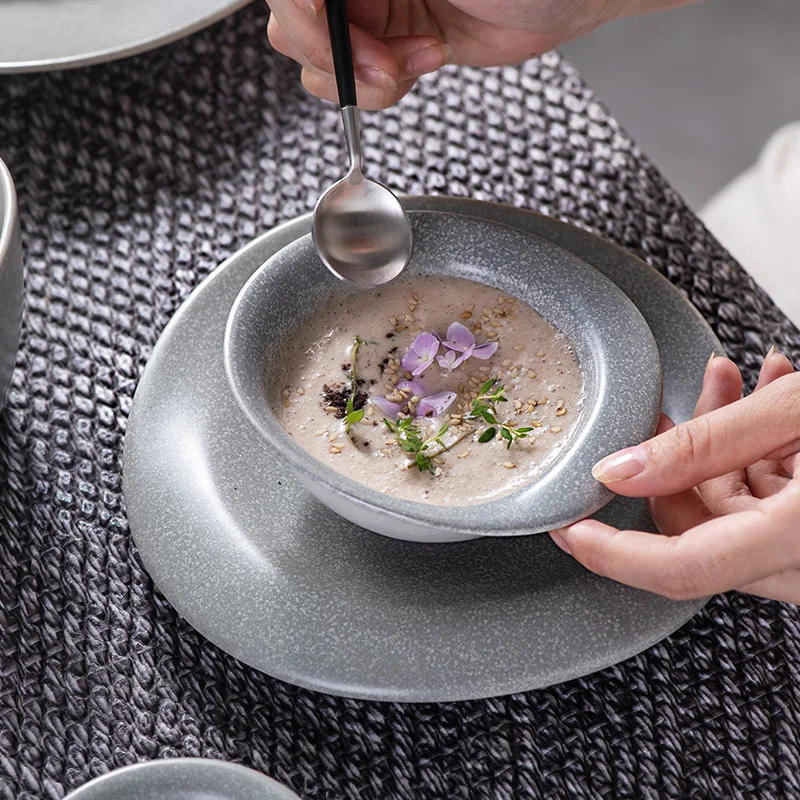 Глянцевые керамогранитные тарелки и блюда с треугольными камнями серой цветной глазури в деревенском стиле