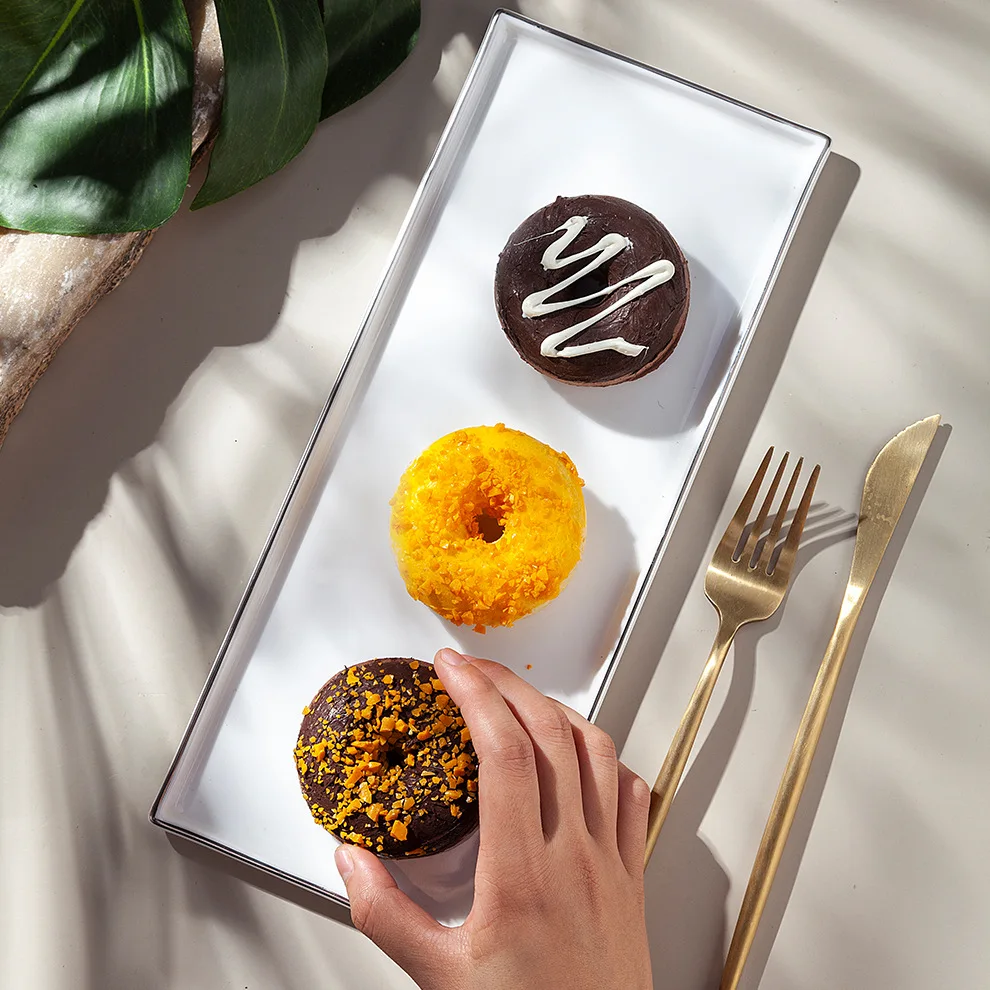 Декоративная сине-белая керамическая тарелка с серебряной оправой, посуда, OEM ODM, доступная для свадебного банкета