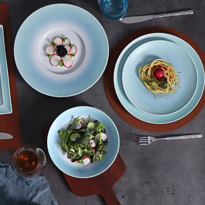 Посуда для ресторана и отеля Необычная керамическая фарфоровая посуда Обеденная тарелка с синим широким ободом из 12 предметов Керамический дешевый обеденный набор для отеля