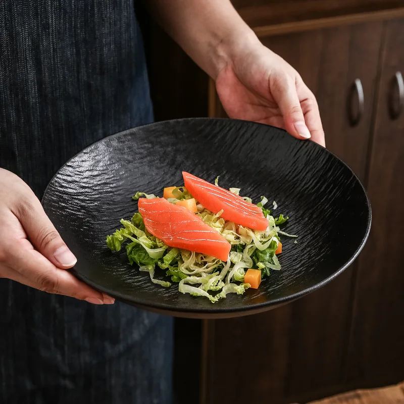 Изготовленная на заказ черная текстурированная фарфоровая круглая тарелка, высококачественная посуда для общественного питания