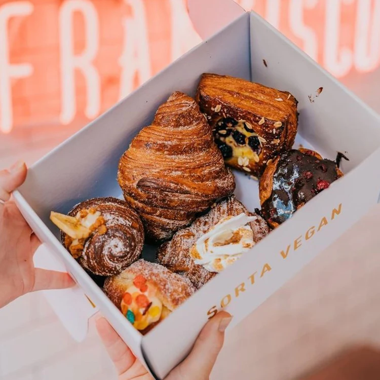 Новый дизайн, кондитерская, хлебобулочная, круассановая коробка, индивидуальная картонная коробка для роскошного печенья, бумажная упаковка, подарочная коробка для шоколадных пончиков, конфет