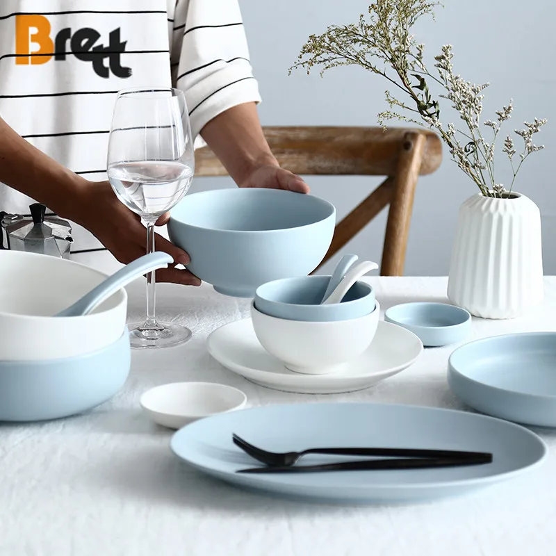 Керамический набор столовой посуды из синего и белого фарфора современного дизайна Brett Nordic, круглые тарелки и миски для ресторанов и отелей