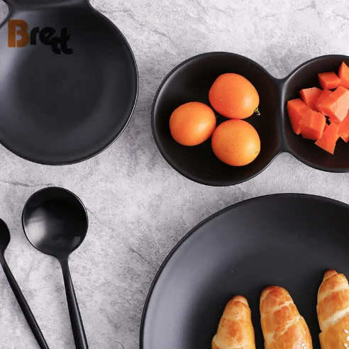 Необычная посуда, ресторанное отделение, сплошная матовая обеденная тарелка, черный фарфор