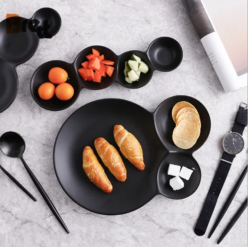 Необычная посуда, ресторанное отделение, сплошная матовая обеденная тарелка, черный фарфор