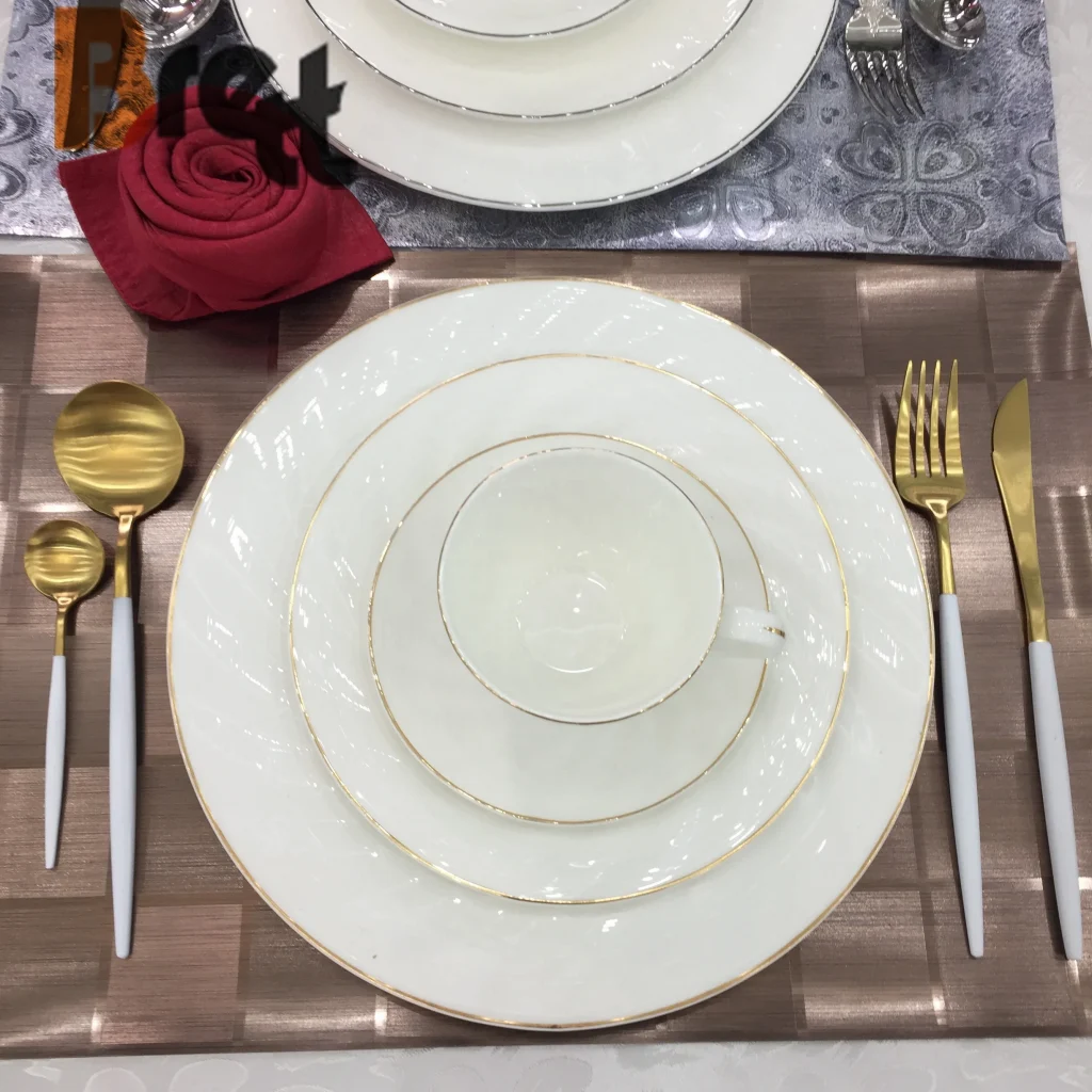 Подержанная ресторанная гостиница, роскошная белая обеденная тарелка из костяного фарфора с золотой оправой