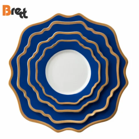 Новое поступление Цветная розовая зубчатая тарелка Белая керамическая обеденная тарелка с золотой каймой