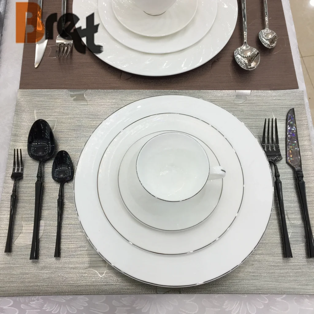Подержанная ресторанная гостиница, роскошная белая обеденная тарелка из костяного фарфора с золотой оправой