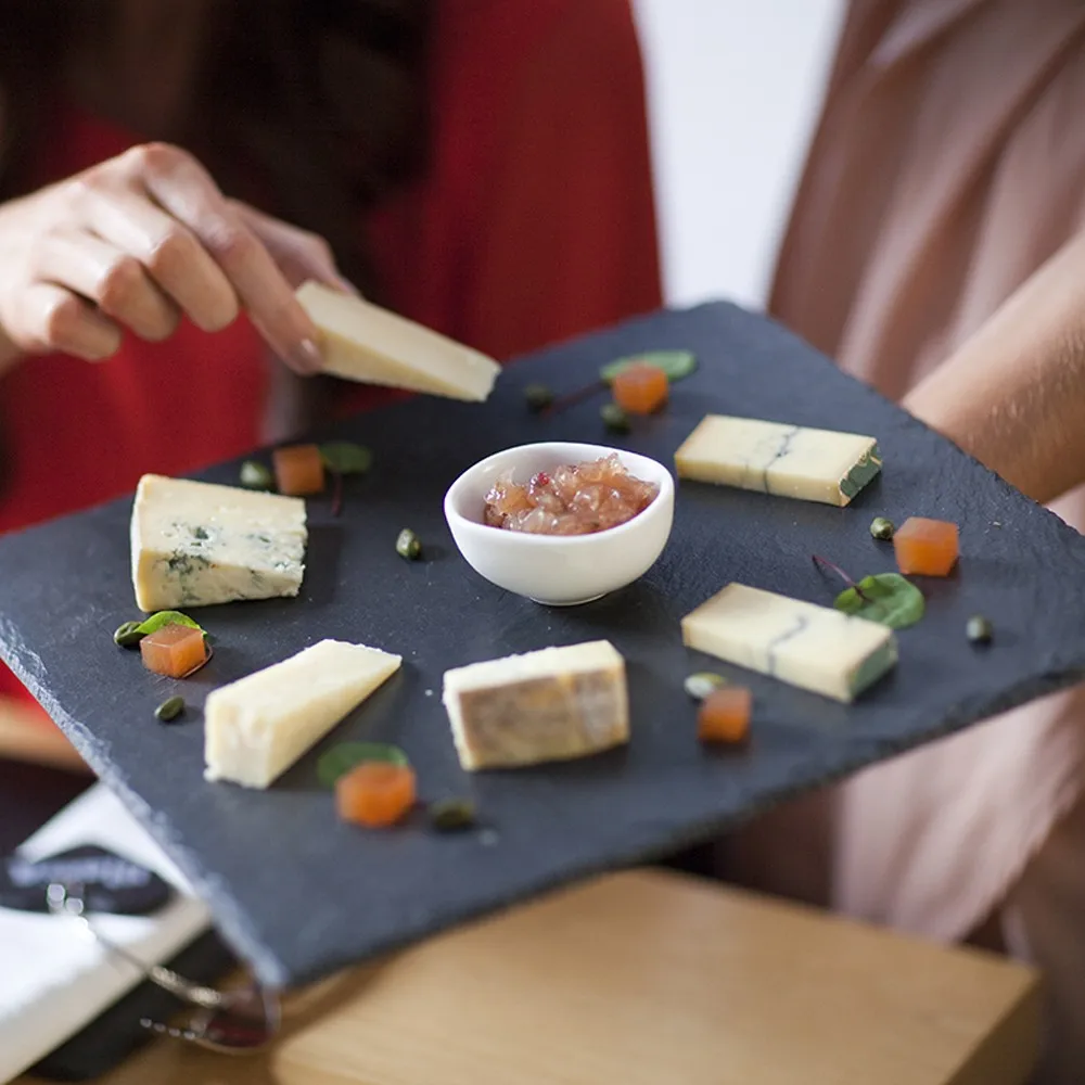 Оптовая продажа фуршетных тарелок по индивидуальному заказу, каменная доска, черная сланцевая тарелка для ресторана, черная сланцевая каменная тарелка для суши