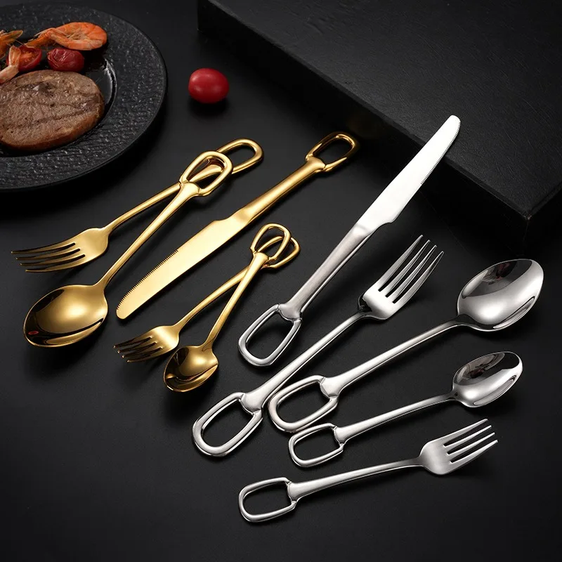 Золотой набор ножей и вилок. Вилка, ложка и нож. Столовые приборы. Высококачественные столовые приборы из нержавеющей стали.