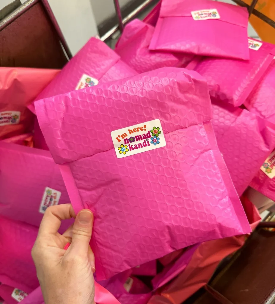 Индивидуальный печатный 4×8 5×7 8,5×12 11×13 Золотой Темно-Синий Бирюзовый Ярко-Розовый Полиэфирный конверт с мягкой подкладкой из фольги Металлический пузырьковый почтовый конверт