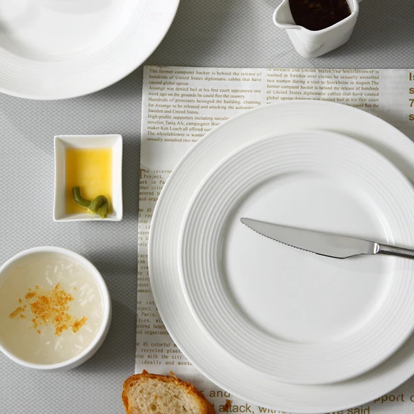 Роскошные фарфоровые тарелки для отелей и ресторанов. Набор фарфоровой посуды. Набор белых фарфоровых тарелок.