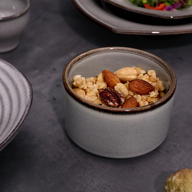 Высококачественная керамическая тарелка в скандинавском стиле, глазурованная глянцевая треугольная серая посуда, деревенская ресторанная посуда, сервировочные тарелки