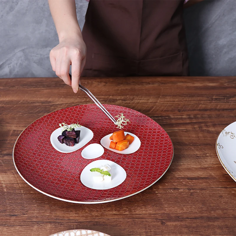 Обеденная тарелка цвета красного вина. Роскошная посуда. Обеденные тарелки с золотой оправой. Тарелка из костяного фарфора. Тарелка для закусок.