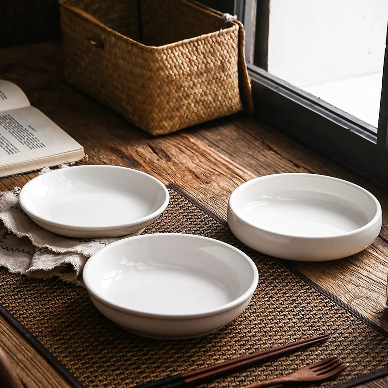 Массовая дешевая цена, плоские тарелки, 10,5-дюймовые большие чисто-белые круглые керамические фарфоровые обеденные тарелки для отеля, набор для ресторана