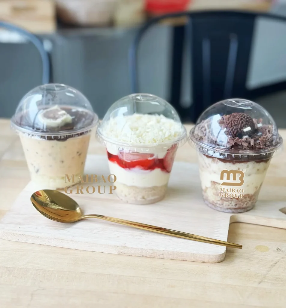 Изготовленные на заказ одноразовые прозрачные стаканчики для смузи с крышками, миска для фруктового йогурта, десерта, пластиковый стаканчик для мороженого, пластиковые стаканчики на 20 унций с крышками