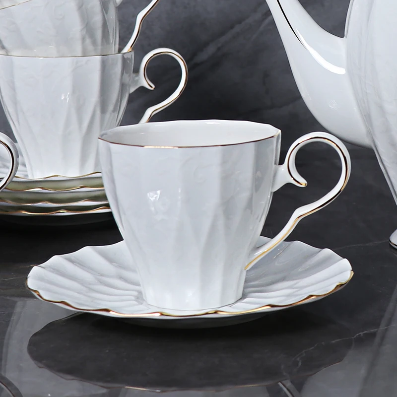 Кофейный сервиз из костяного фарфора Чайный сервиз из костяного фарфора Золотая наклейка Чайные чашки с блюдцами Высококачественная роскошь