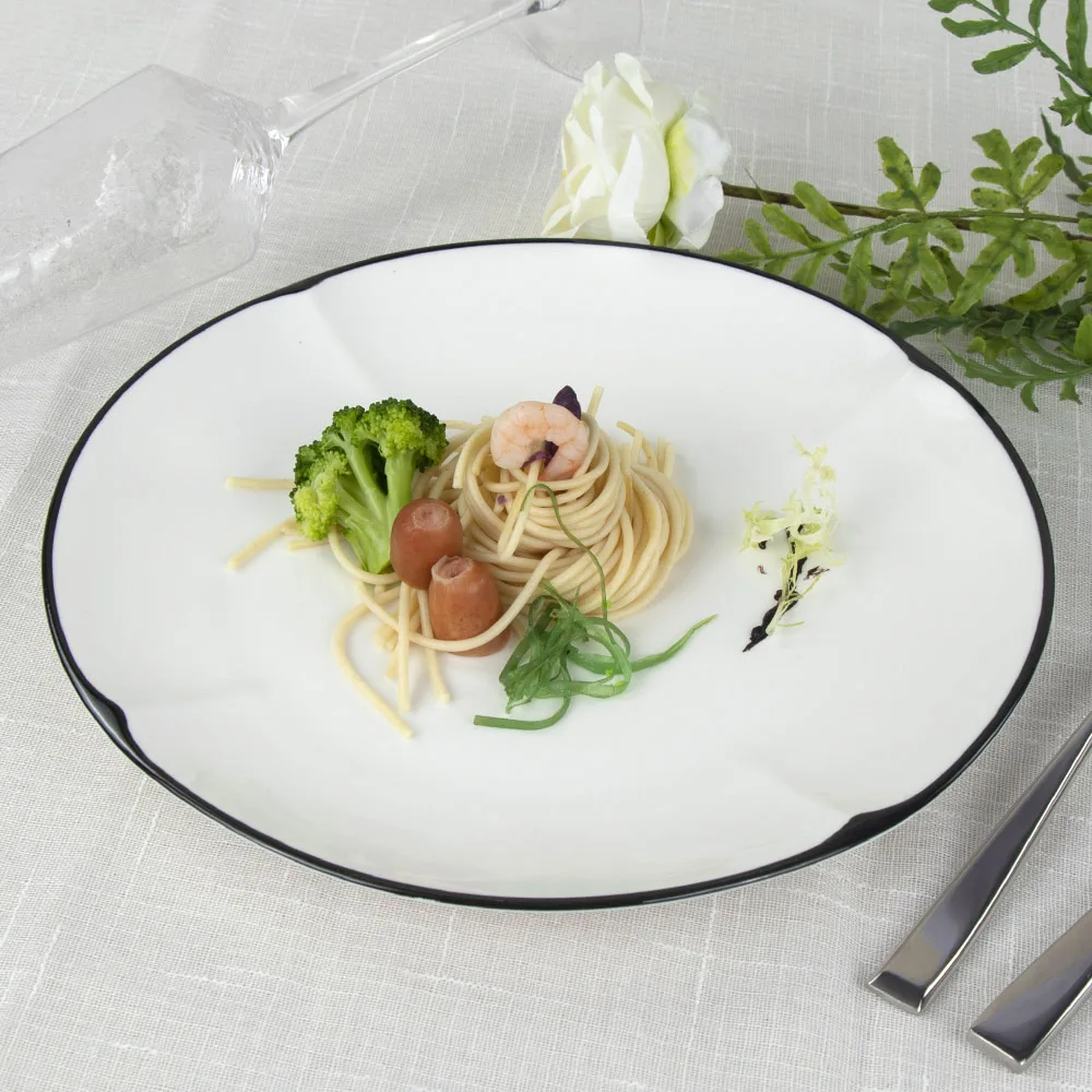 Керамическая посуда для ресторана, новый дизайн, тарелки для столовой посуды с черной оправой, белая круглая фарфоровая керамическая тарелка для кейтеринга