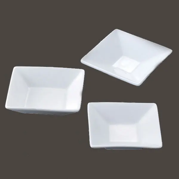 Китайский производитель поставил на склад белые фарфоровые фуршеты, квадратную глубокую тарелку с соевым соусом