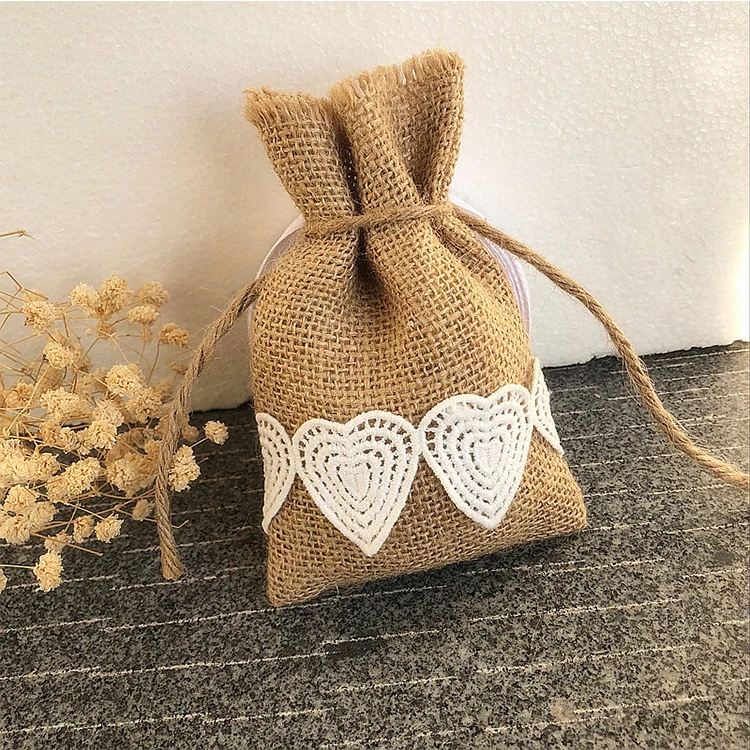 Оптовая продажа, индивидуальные маленькие мешочки на шнурке, джутовые свадебные сувениры, сувенирные мешочки для конфет, кружевная сумка из мешковины