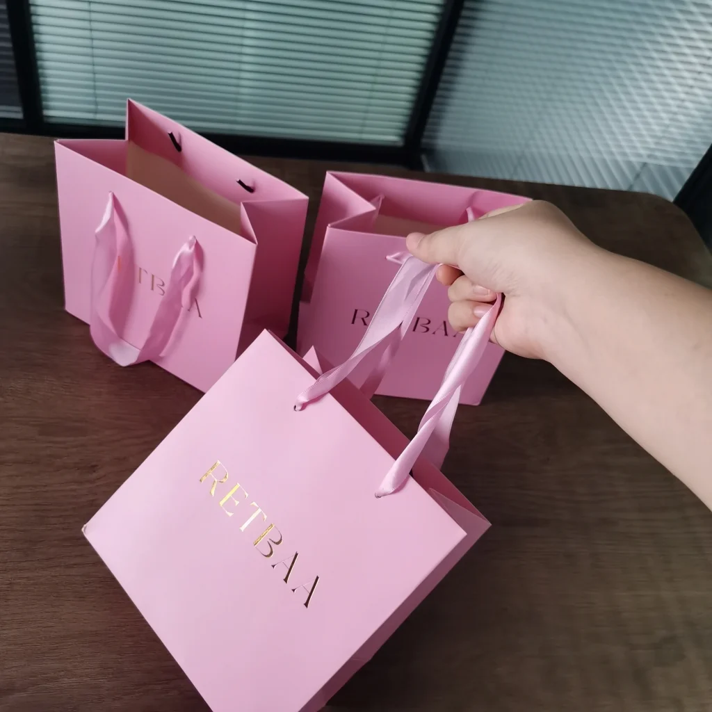 Оптовая переработанная коричневая подарочная бумага Сумка для покупок с ручкой и логотипом с золотой фольгой.