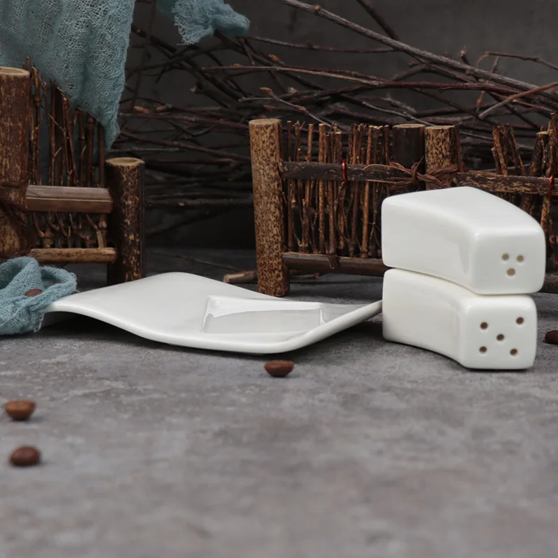 Фарфоровая керамическая солонка и перечница White Hotel