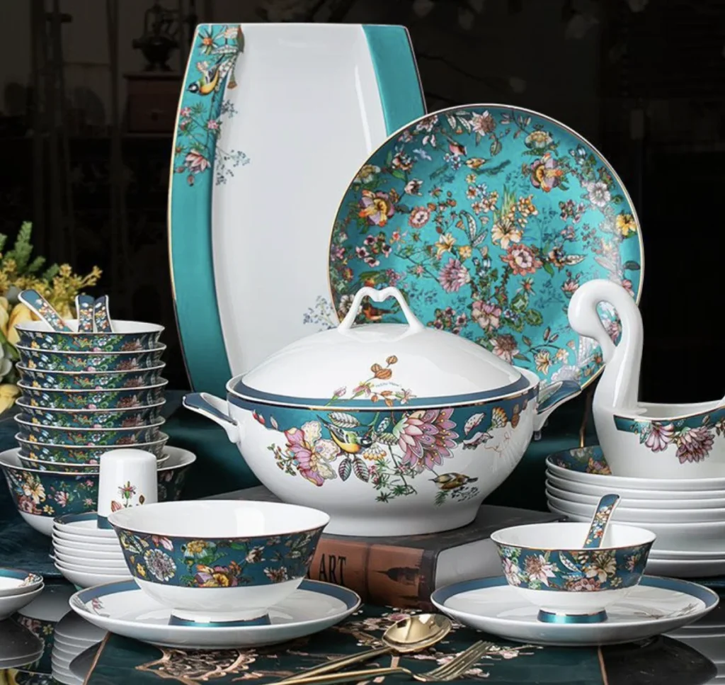 Wholesale Factory Price Porcelain Enamel Painted Dinnerware Set Elegant Tableware for Parties Hotels and Palaces