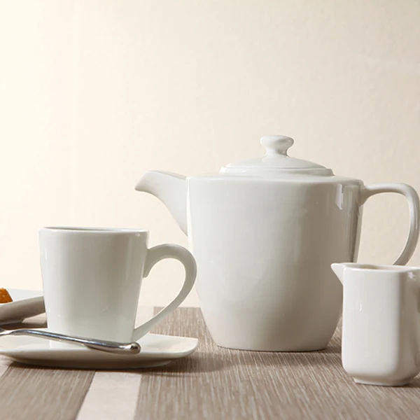 Ресторан и отель использовали белую керамическую квадратную чашку для эспрессо для кофе с блюдцем