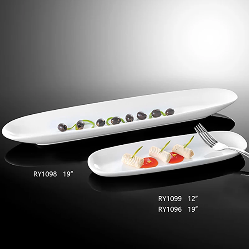 Ресторан отеля используется фарфоровая тарелка для демонстрации торта и десерта