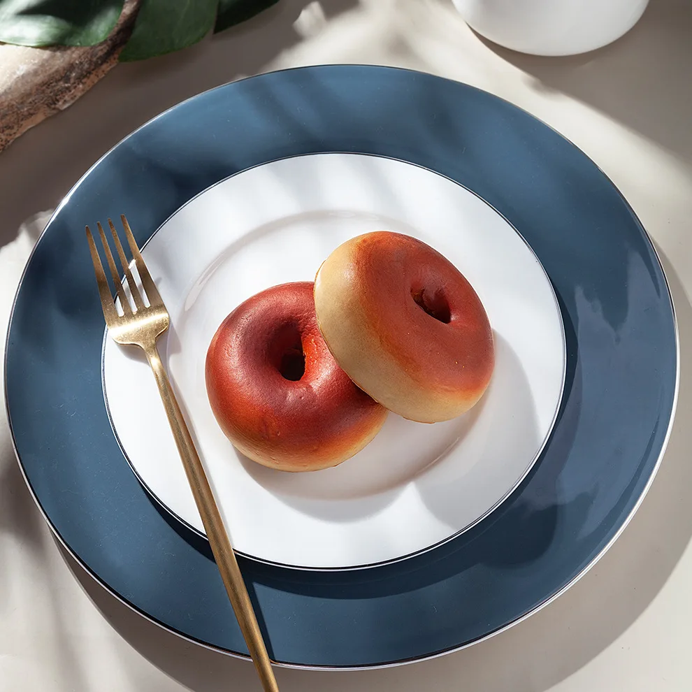 Декоративная сине-белая керамическая тарелка с серебряной оправой, посуда, OEM ODM, доступная для свадебного банкета