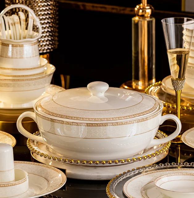 Luxury 60pcs Royal Porcelain Dinnerware Set Golden Bone China Ceramic Plates for Home or Wedding for Restaurants