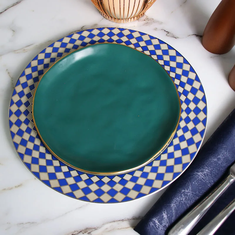 Оптовая продажа столовая посуда с зеленой золотой оправой керамическая рождественская посуда красная клетчатая зарядная тарелка события керамическая зарядная тарелка