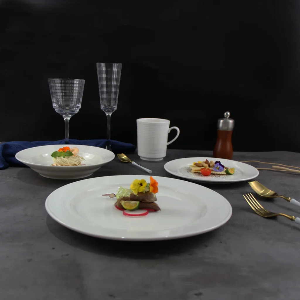 Роскошные фарфоровые тарелки для отелей и ресторанов. Набор фарфоровой посуды. Набор белых фарфоровых тарелок.